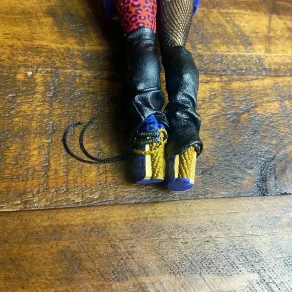 LOL Surprise OMG Doll Remix Super Surprise Ferocious Rock Band - Picture 3 of 5